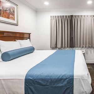 Zimmer mit Kingsize-Bett